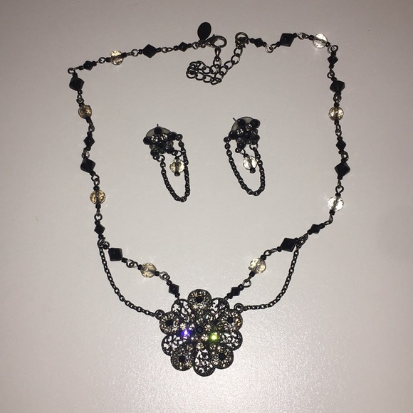 Hanging flower necklace and earring set - Picture 1 of 4